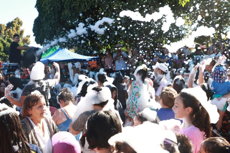 GRANDES Y CHICOS DISFRUTARON DE LA FIESTA DE LA ESPUMA Y BURBUJAS