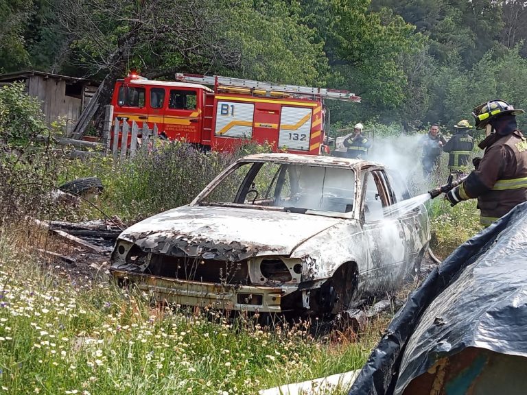 INCENDIO DESTRUYE AUTOMOVIL EN APARTADO SECTOR RURAL