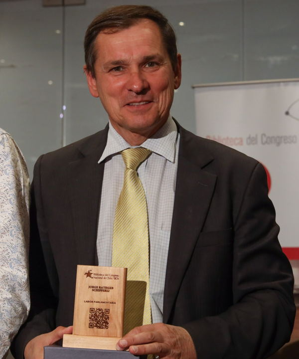 Jorge Rathgeb recibió homenaje en el Congreso por su gestión como diputado destacando su 100% de asistencia durante sus tres períodos legislativos
