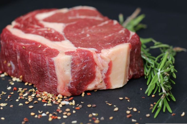 Cómo reconocer una carne de vacuno de calidad: experta U. de Chile entrega recomendaciones para elegir mejor